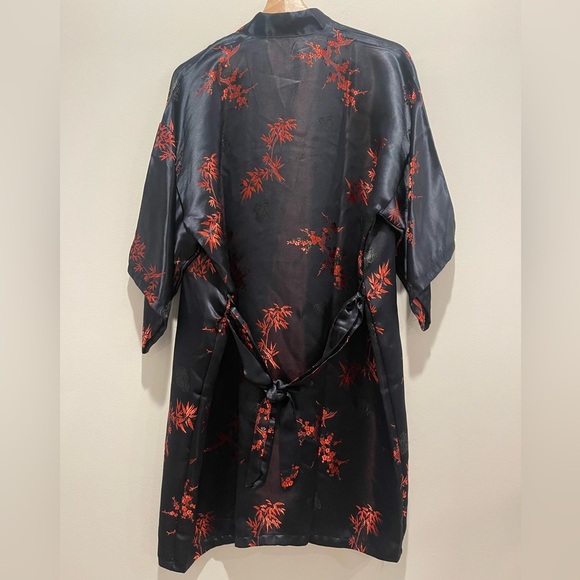 NWOT Elegant Black and Red Women's Asian Kimono Jacket Robe size medium - Picture 5 of 7